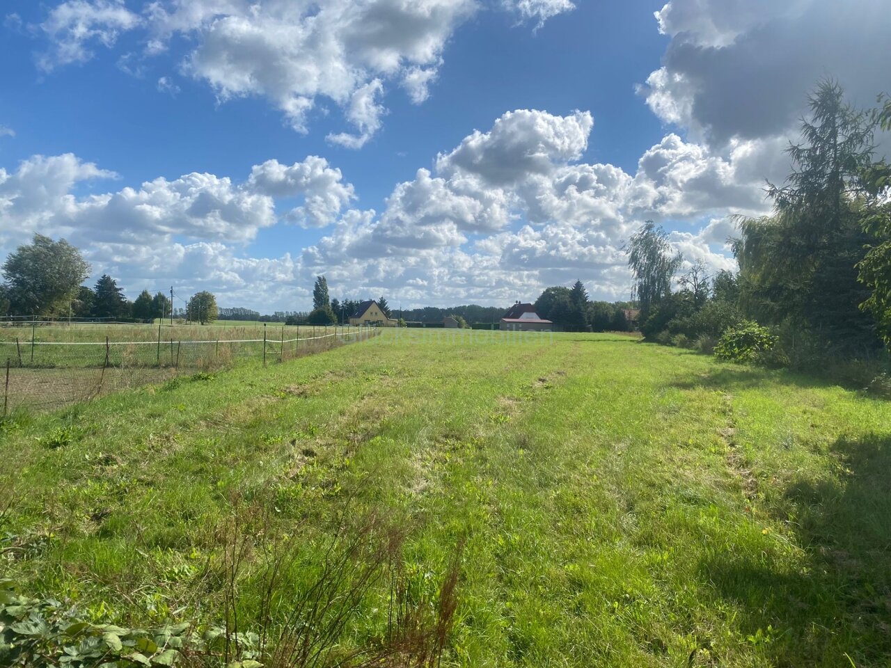 Weiter Blick übers Grundstück