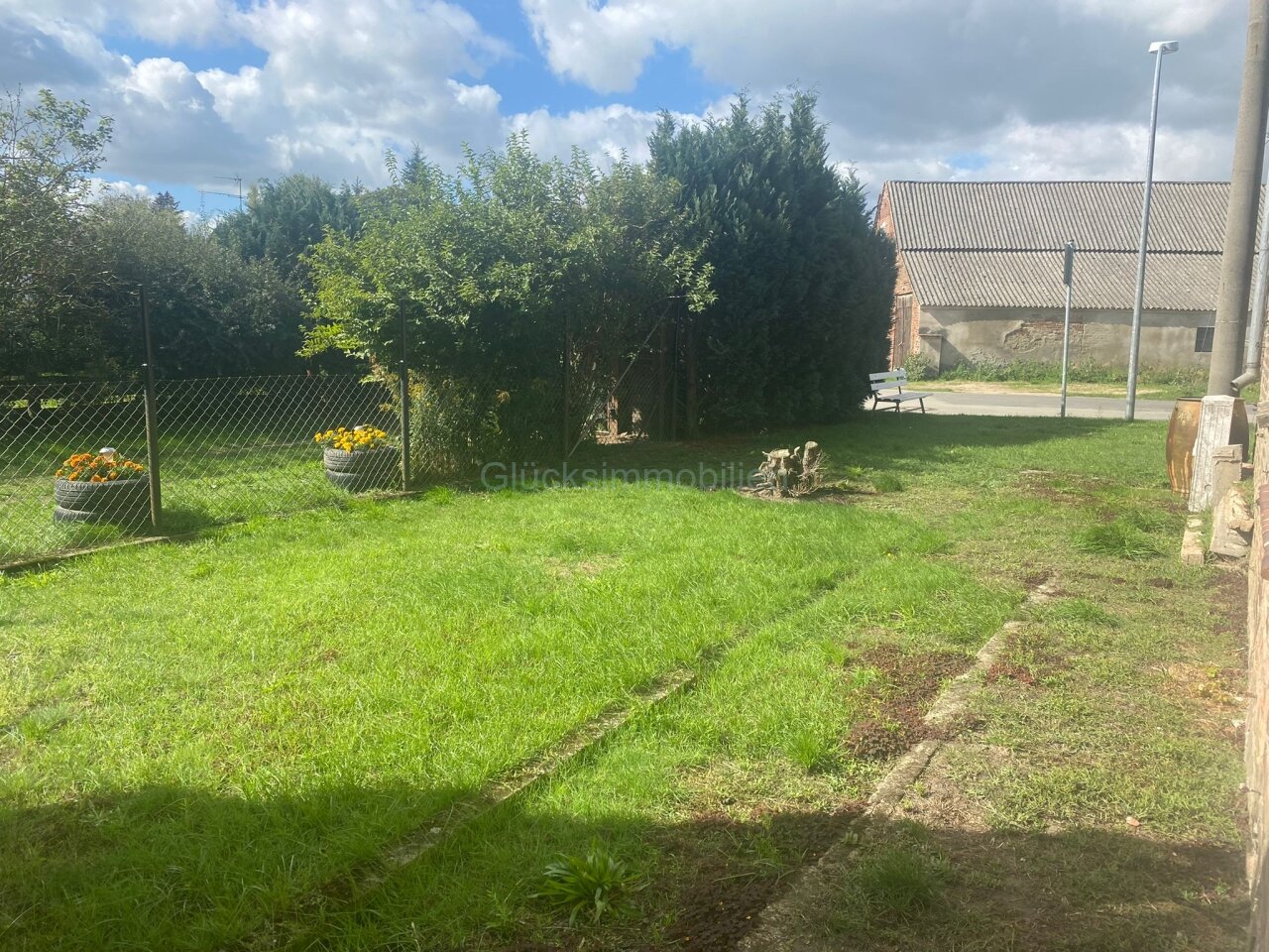 Seitlicher Blick zur Straße Seitlicher Blick zur Straße