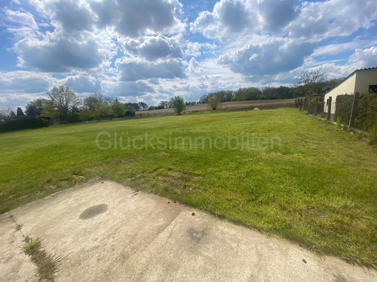 Blick vom Haus auf das Grundstück Blick vom Haus auf das Grundstück